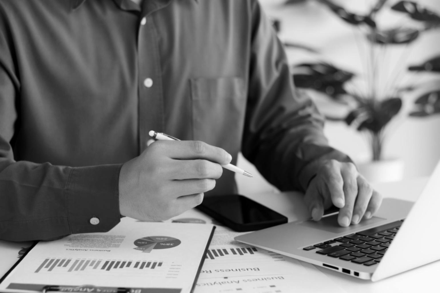 Studenti internazionali che collaborano su un progetto SEO locale