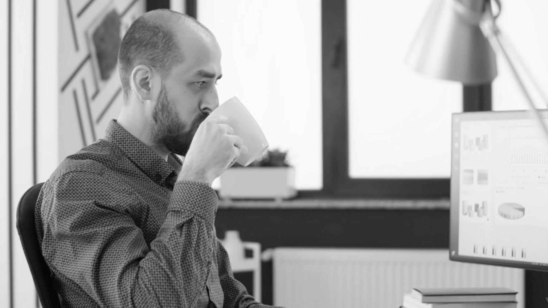 Studente che lavora su strategie di SEO locale al computer